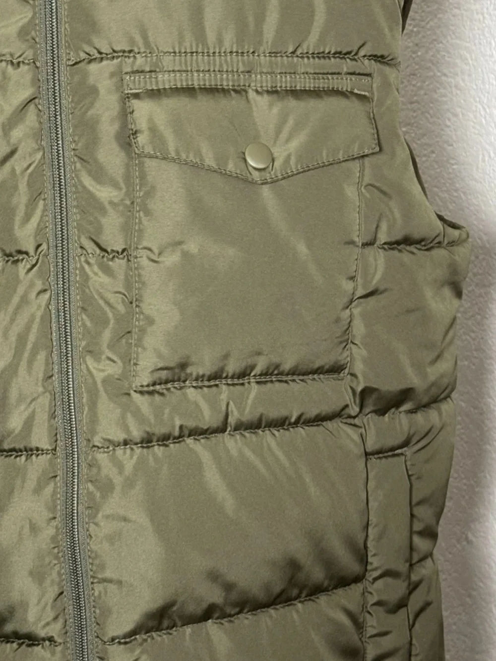 Old Navy Men's Puffer Vest Medium Full Zip Pockets Olive Green Recycled NWOT